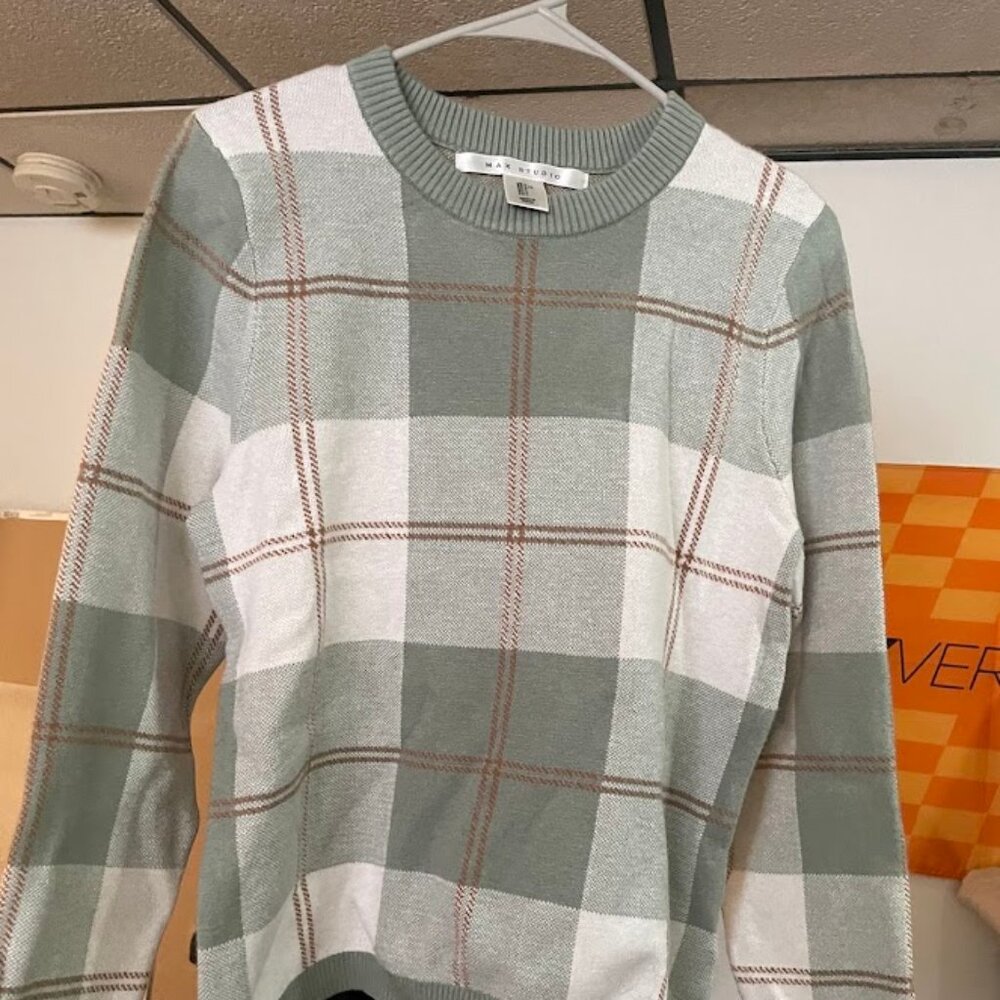 Cute Max Studio Swater Green/Cream/Gold plaid pattern